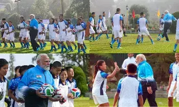 Narendra Modi: యువతతో ఫుట్బాల్ ఆడిన ప్రధాని నరేంద్ర మోదీ Narendra Modi: యువతతో ఫుట్బాల్ ఆడిన ప్రధాని నరేంద్ర మోదీ