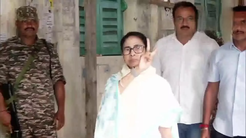 Mamata Banerjee Alleges: బెంగాల్ ఎన్నికల్లో అక్రమాలకు బీజేపీ ప్రయత్నం: మమత ఆరోపణలు Mamata Banerjee Alleges: బెంగాల్ ఎన్నికల్లో అక్రమాలకు బీజేపీ ప్రయత్నం: మమత ఆరోపణలు