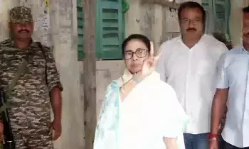 Mamata Banerjee Alleges: బెంగాల్ ఎన్నికల్లో అక్రమాలకు బీజేపీ ప్రయత్నం: మమత ఆరోపణలు Mamata Banerjee Alleges: బెంగాల్ ఎన్నికల్లో అక్రమాలకు బీజేపీ ప్రయత్నం: మమత ఆరోపణలు