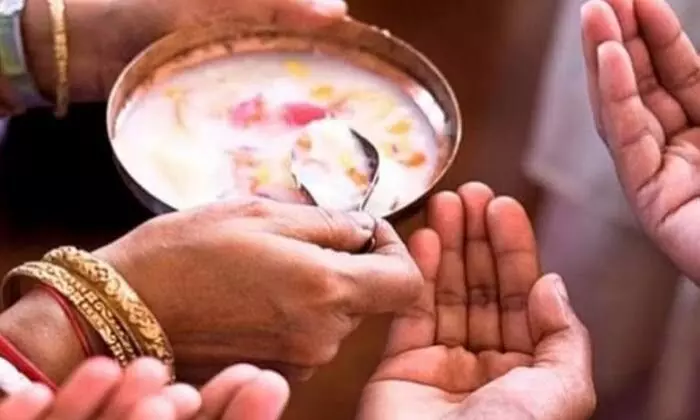 Receive Prasadam in a Temple: దేవాలయంలో ప్రసాదాన్ని ఎందుకు తీసుకోవాలి.. ? ఈ విషయాలు తెలుసుకోండి.. Receive Prasadam in a Temple: దేవాలయంలో ప్రసాదాన్ని ఎందుకు తీసుకోవాలి.. ? ఈ విషయాలు తెలుసుకోండి..