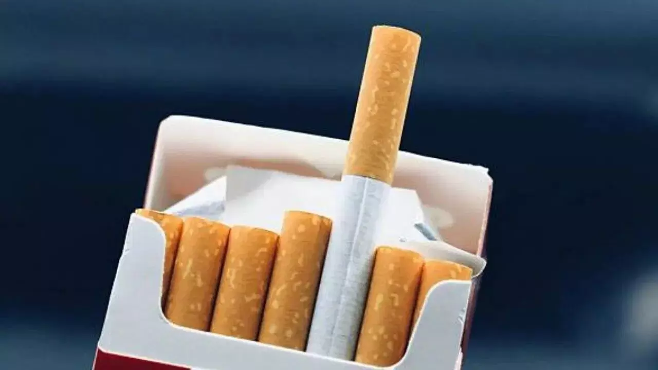 Cigarette Prices : మే నెల నుంచి సిగరెట్ సెగ.. ఏకంగా 17 శాతం పెరగనున్న ధరలు.. ప్యాకెట్పై మోత తప్పదా? Cigarette Prices : మే నెల నుంచి సిగరెట్ సెగ.. ఏకంగా 17 శాతం పెరగనున్న ధరలు.. ప్యాకెట్పై మోత తప్పదా?