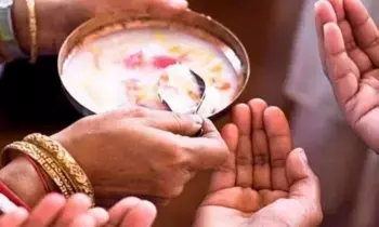 Receive Prasadam in a Temple: దేవాలయంలో ప్రసాదాన్ని ఎందుకు తీసుకోవాలి.. ? ఈ విషయాలు తెలుసుకోండి.. Receive Prasadam in a Temple: దేవాలయంలో ప్రసాదాన్ని ఎందుకు తీసుకోవాలి.. ? ఈ విషయాలు తెలుసుకోండి..