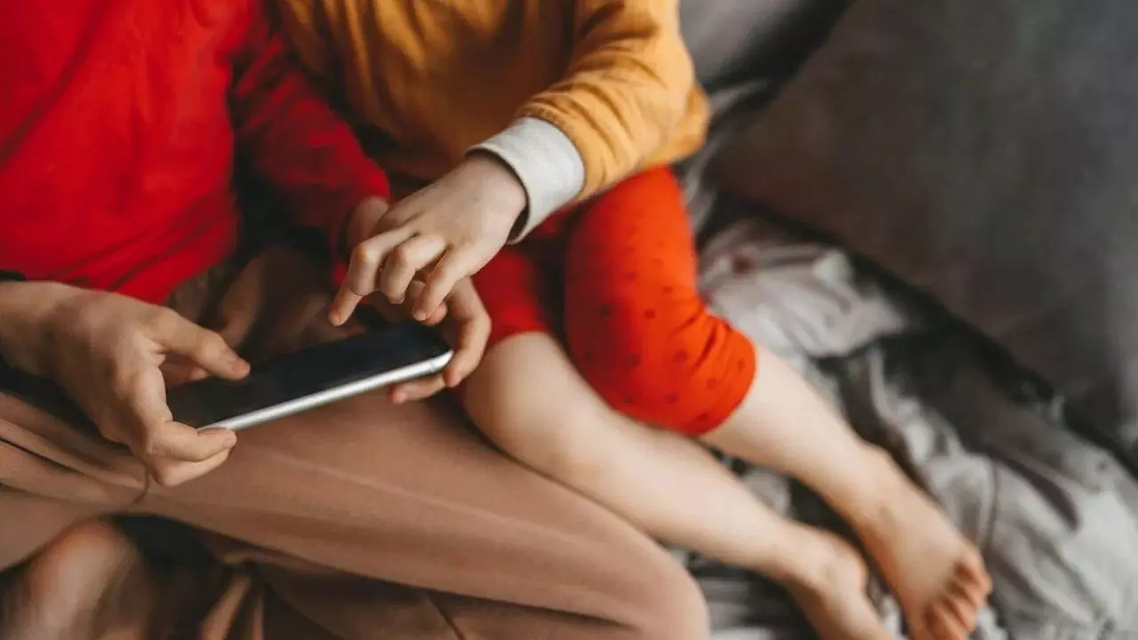Giving Phones to Toddlers: చిన్న పిల్లల చేతికి ఫోన్ ఇస్తున్నారా? మాటలు రావడం ఆలస్యమయ్యే ప్రమాదం.. Giving Phones to Toddlers: చిన్న పిల్లల చేతికి ఫోన్ ఇస్తున్నారా? మాటలు రావడం ఆలస్యమయ్యే ప్రమాదం..