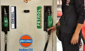 Petrol Price : దేశంలో త్వరలోనే పెట్రోల్, డీజిల్ ధరల పెంపు? సామాన్యుడికి తప్పని వాత Petrol Price : దేశంలో త్వరలోనే పెట్రోల్, డీజిల్ ధరల పెంపు? సామాన్యుడికి తప్పని వాత