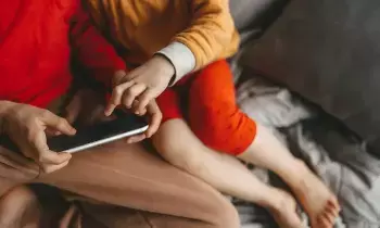 Giving Phones to Toddlers: చిన్న పిల్లల చేతికి ఫోన్ ఇస్తున్నారా? మాటలు రావడం ఆలస్యమయ్యే ప్రమాదం.. Giving Phones to Toddlers: చిన్న పిల్లల చేతికి ఫోన్ ఇస్తున్నారా? మాటలు రావడం ఆలస్యమయ్యే ప్రమాదం..