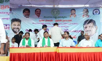 Ponguleti Srinivasa Reddy Slams: “బీఆర్ఎస్ రైతుకు బేడీలు వేసింది.. మేము రాజుగా నిలబెట్టాం”: మంత్రి పొంగులేటి శ్రీనివాస్రెడ్డి Ponguleti Srinivasa Reddy Slams: “బీఆర్ఎస్ రైతుకు బేడీలు వేసింది.. మేము రాజుగా నిలబెట్టాం”: మంత్రి పొంగులేటి శ్రీనివాస్రెడ్డి