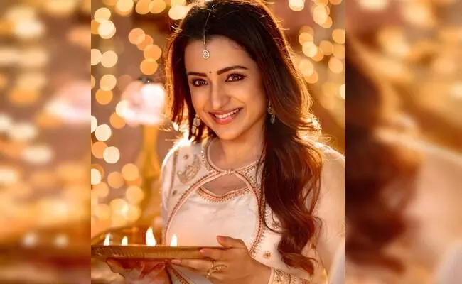 Trisha Krishnan Dazzles in Lights: దీపాల వెలుగులో మెరిసిపోతున్న త్రిష.. విశ్వంభర నుంచి అదిరిపోయే అప్డేట్! Trisha Krishnan Dazzles in Lights: దీపాల వెలుగులో మెరిసిపోతున్న త్రిష.. విశ్వంభర నుంచి అదిరిపోయే అప్డేట్!