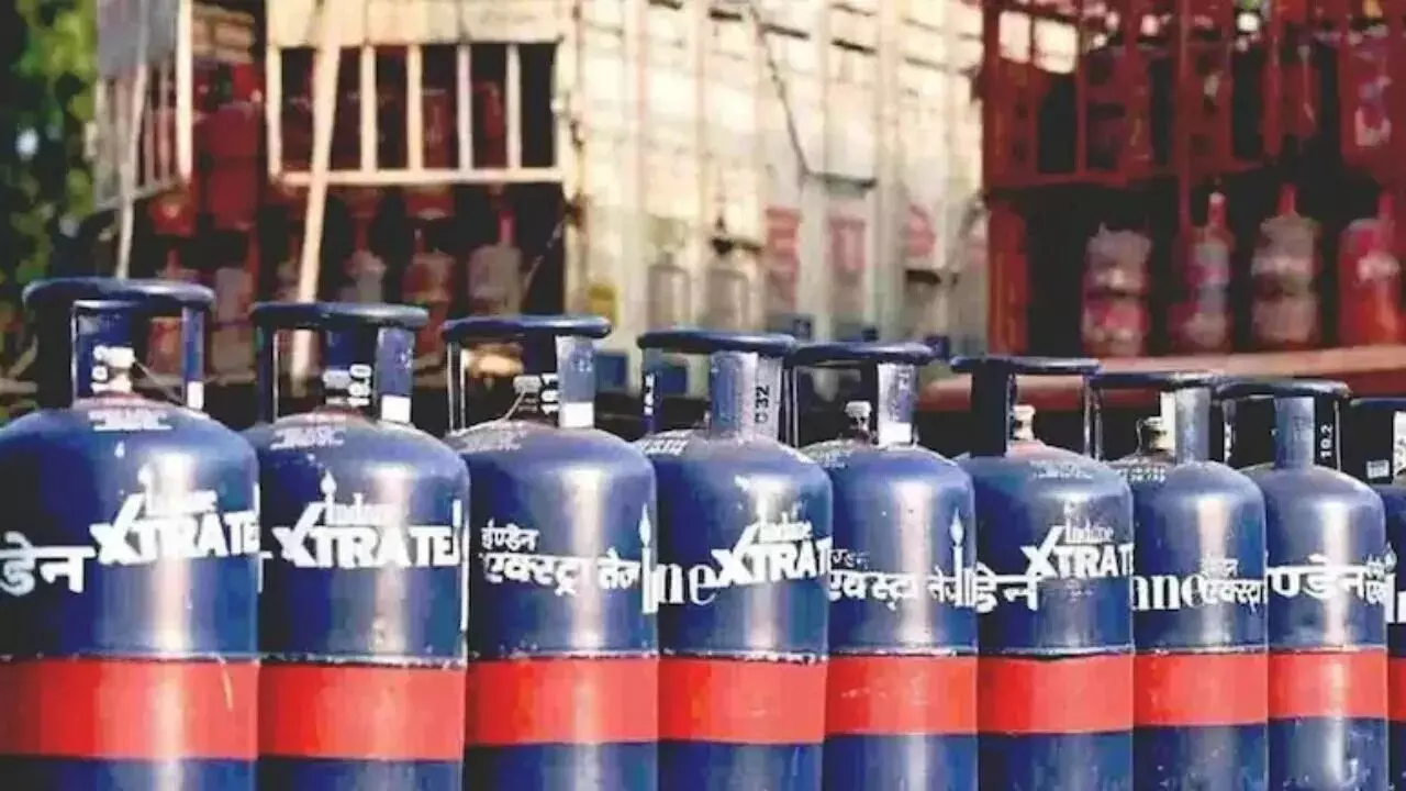 LPG : వంటగదిలో తగ్గిన గ్యాస్ సెగ.. ఏప్రిల్లో ఎల్పీజీ వాడకం 16 శాతం డౌన్.. కారణం ఏంటంటే? LPG : వంటగదిలో తగ్గిన గ్యాస్ సెగ.. ఏప్రిల్లో ఎల్పీజీ వాడకం 16 శాతం డౌన్.. కారణం ఏంటంటే?