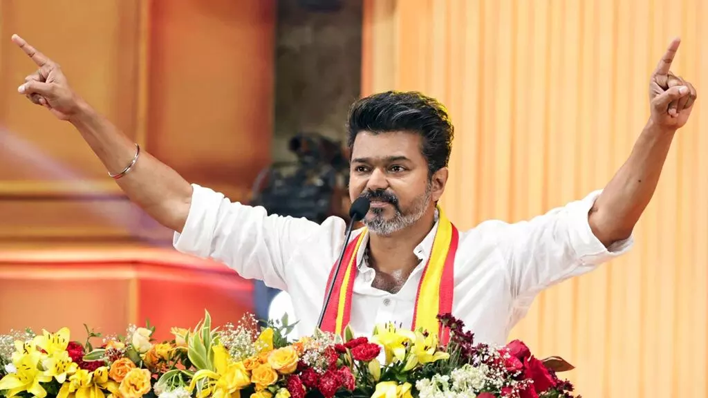 TVK Vijay: గవర్నర్ భేటీకి సిద్ధమైన విజయ్ – ప్రభుత్వం ఏర్పాటు దిశగా చర్యలు TVK Vijay: గవర్నర్ భేటీకి సిద్ధమైన విజయ్ – ప్రభుత్వం ఏర్పాటు దిశగా చర్యలు