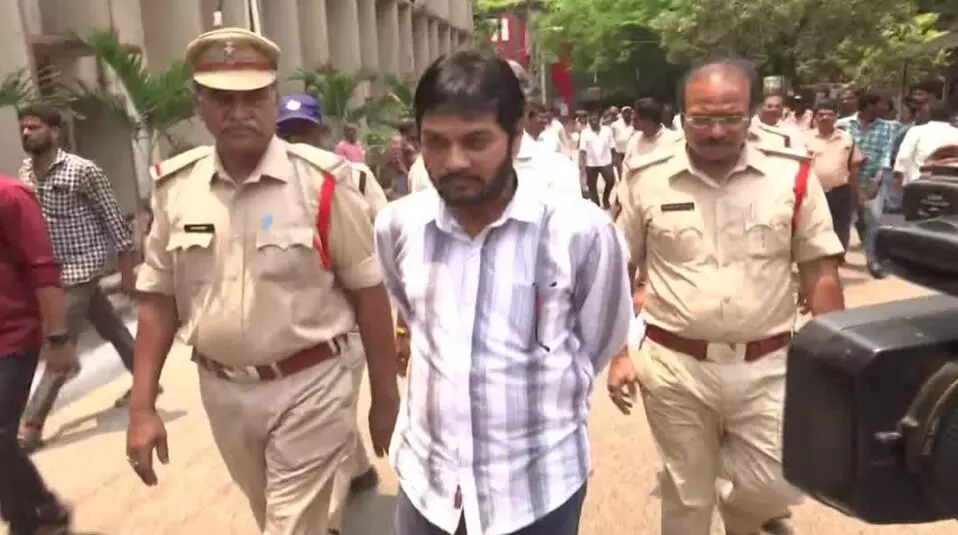 MLC Anantha Babu: పోలీసు కస్టడీలో వైకాపా ఎమ్మెల్సీ అనంతబాబు MLC Anantha Babu: పోలీసు కస్టడీలో వైకాపా ఎమ్మెల్సీ అనంతబాబు