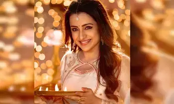 Trisha Krishnan Dazzles in Lights:  దీపాల వెలుగులో మెరిసిపోతున్న త్రిష.. విశ్వంభర నుంచి అదిరిపోయే అప్‌డేట్!