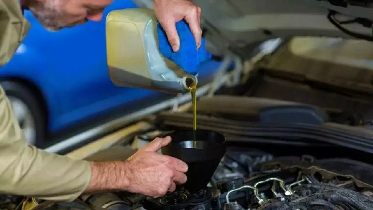 Car Maintenance : కారు ఇంజన్ ఆయిల్ మార్చడం ఇక చిటికెలో పని.. ఇంట్లోనే ఈజీగా మార్చుకునే చిట్కాలు ఇవే! Car Maintenance : కారు ఇంజన్ ఆయిల్ మార్చడం ఇక చిటికెలో పని.. ఇంట్లోనే ఈజీగా మార్చుకునే చిట్కాలు ఇవే!