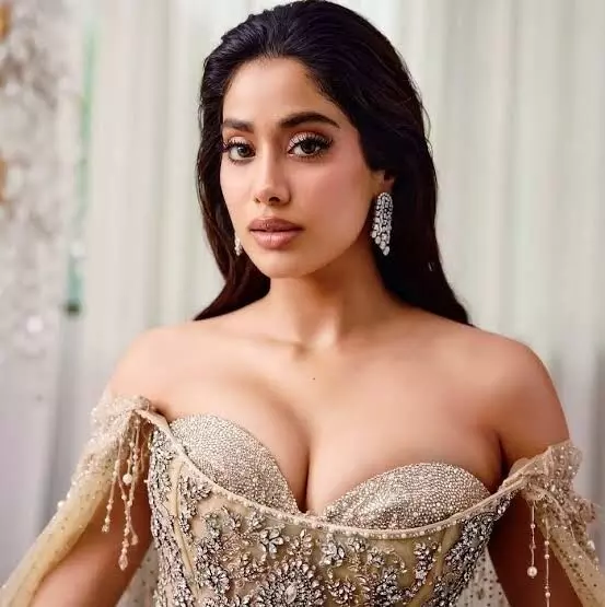 Boney Kapoor Clarifies: జాన్వీ కపూర్ పెళ్లి వార్తలపై బోనీ కపూర్ క్లారిటీ.. ఆ వార్తలన్నీ పుకార్లే. Boney Kapoor Clarifies: జాన్వీ కపూర్ పెళ్లి వార్తలపై బోనీ కపూర్ క్లారిటీ.. ఆ వార్తలన్నీ పుకార్లే.