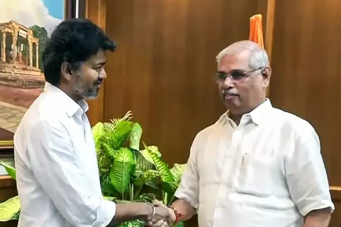Vijay Faces Another Setback: తమిళనాట అదే సందిగ్ధత.. మళ్లీ విజయ్కు గవర్నర్ తిరస్కరణ! Vijay Faces Another Setback: తమిళనాట అదే సందిగ్ధత.. మళ్లీ విజయ్కు గవర్నర్ తిరస్కరణ!