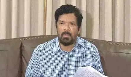 Posani Krishna Murali Slams: విజయ్ను రాజకీయ అభిమన్యుడిని చేస్తున్నారు.. తమిళనాడు గవర్నర్ నిర్ణయంపై పోసాని నిప్పులు Posani Krishna Murali Slams: విజయ్ను రాజకీయ అభిమన్యుడిని చేస్తున్నారు.. తమిళనాడు గవర్నర్ నిర్ణయంపై పోసాని నిప్పులు
