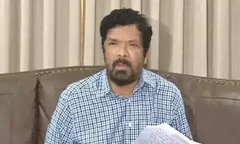 Posani Krishna Murali Slams: విజయ్ను రాజకీయ అభిమన్యుడిని చేస్తున్నారు.. తమిళనాడు గవర్నర్ నిర్ణయంపై పోసాని నిప్పులు Posani Krishna Murali Slams: విజయ్ను రాజకీయ అభిమన్యుడిని చేస్తున్నారు.. తమిళనాడు గవర్నర్ నిర్ణయంపై పోసాని నిప్పులు