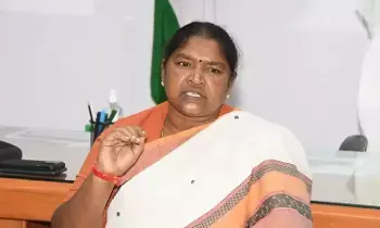 Seethakka Announces: మహిళా స్వయం సహాయక బృందాలకు రూ.10 లక్షల వరకు వడ్డీ లేని రుణాలు: మహిళా & శిశు సంక్షేమ మంత్రి సీతక్క Seethakka Announces: మహిళా స్వయం సహాయక బృందాలకు రూ.10 లక్షల వరకు వడ్డీ లేని రుణాలు: మహిళా & శిశు సంక్షేమ మంత్రి సీతక్క