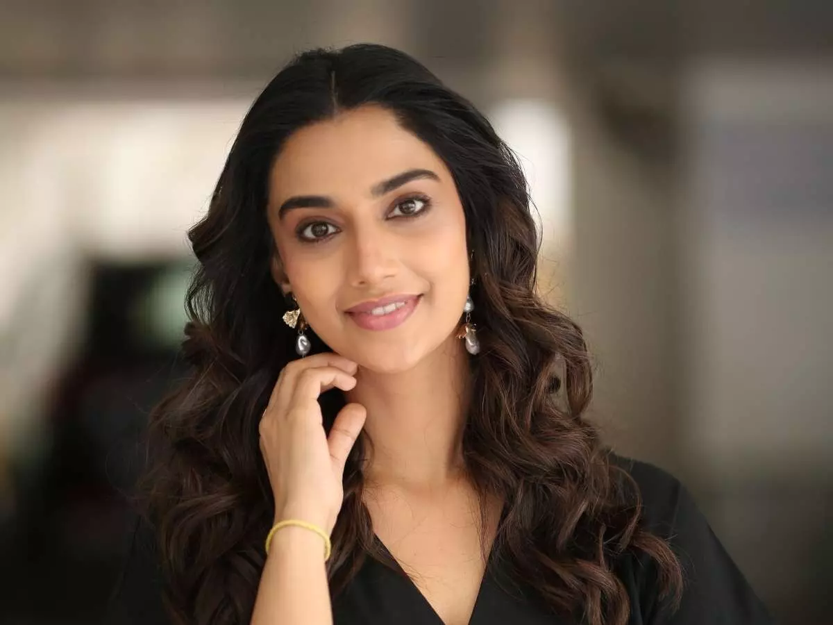 Meenakshi Chaudhary: వరుస ఆఫర్లతో మీనాక్షి చౌదరి జోరు: కార్తీ సరసన మరో క్రేజీ ప్రాజెక్ట్ ఖరారు! Meenakshi Chaudhary: వరుస ఆఫర్లతో మీనాక్షి చౌదరి జోరు: కార్తీ సరసన మరో క్రేజీ ప్రాజెక్ట్ ఖరారు!