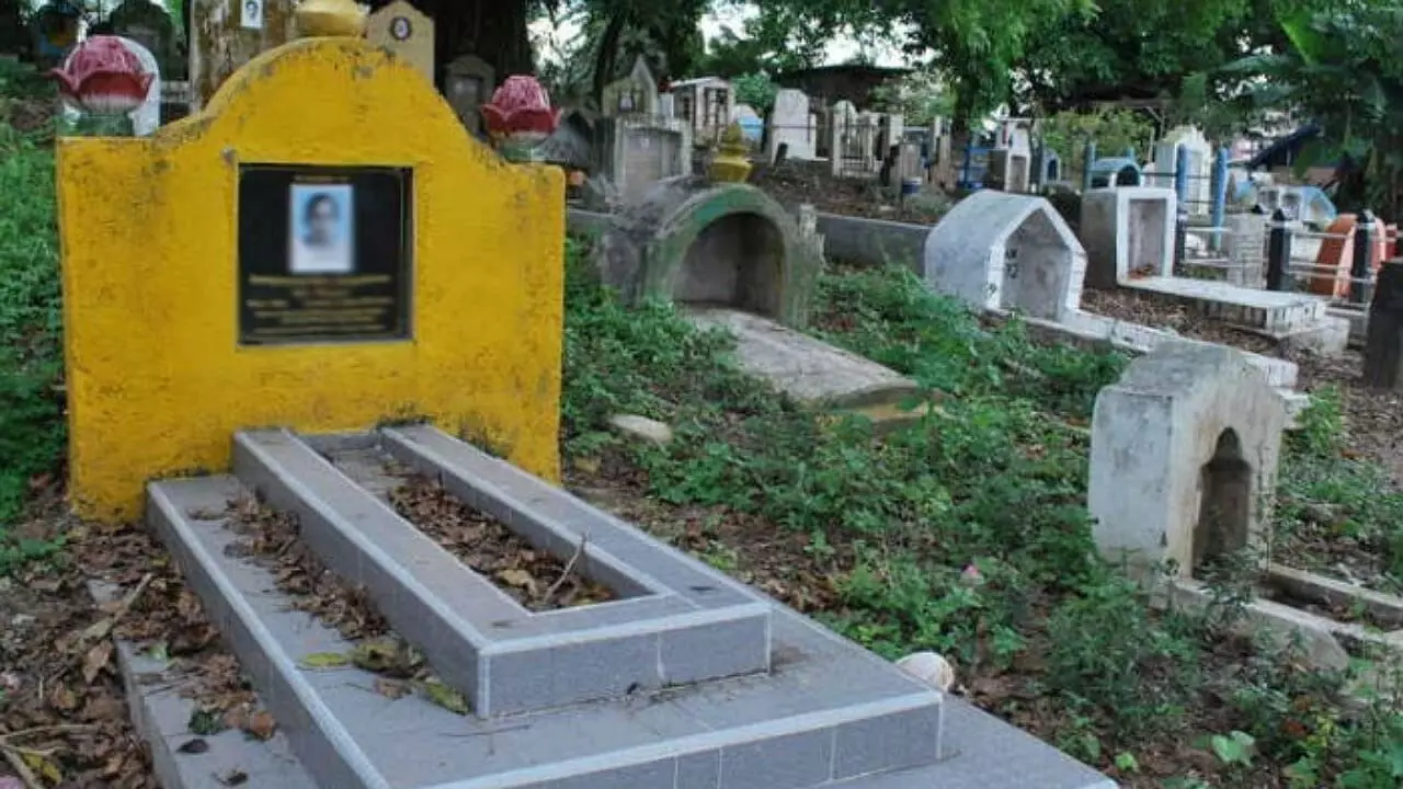 Women Avoid Cremation Grounds: స్త్రీలు శ్మశానానికి వెళ్లకూడదా? గరుడ పురాణం ఏం చెబుతోంది? Women Avoid Cremation Grounds: స్త్రీలు శ్మశానానికి వెళ్లకూడదా? గరుడ పురాణం ఏం చెబుతోంది?