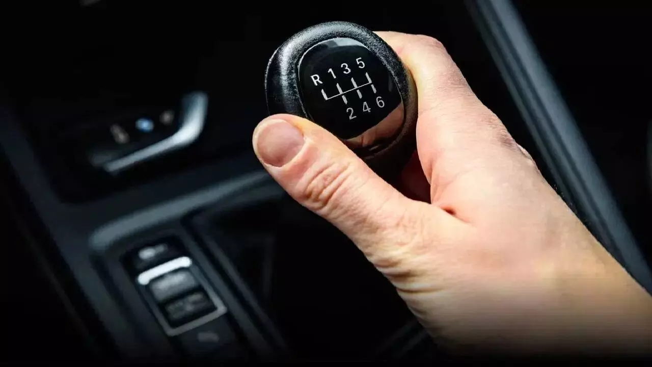 Car Safety : స్పీడుగా వెళ్తున్న కారులో రివర్స్ గేర్ వేస్తే ఏమవుతుందో తెలుసా? పొరపాటున కూడా ఈ పని చేయకండి Car Safety : స్పీడుగా వెళ్తున్న కారులో రివర్స్ గేర్ వేస్తే ఏమవుతుందో తెలుసా? పొరపాటున కూడా ఈ పని చేయకండి