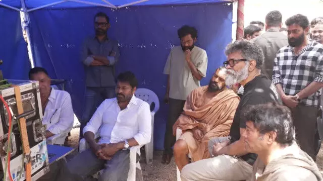 Mega Celebration on “Peddi” Sets as the Boss Arrives: పెద్ది సెట్స్లో మెగా సందడి.. బాస్ రాకతో ఎమోషనల్ అయిన బుచ్చిబాబు Mega Celebration on “Peddi” Sets as the Boss Arrives: పెద్ది సెట్స్లో మెగా సందడి.. బాస్ రాకతో ఎమోషనల్ అయిన బుచ్చిబాబు