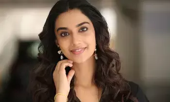 Meenakshi Chaudhary: వరుస ఆఫర్లతో మీనాక్షి చౌదరి జోరు: కార్తీ సరసన మరో క్రేజీ ప్రాజెక్ట్ ఖరారు! Meenakshi Chaudhary: వరుస ఆఫర్లతో మీనాక్షి చౌదరి జోరు: కార్తీ సరసన మరో క్రేజీ ప్రాజెక్ట్ ఖరారు!