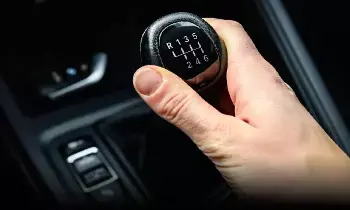 Car Safety : స్పీడుగా వెళ్తున్న కారులో రివర్స్ గేర్ వేస్తే ఏమవుతుందో తెలుసా? పొరపాటున కూడా ఈ పని చేయకండి Car Safety : స్పీడుగా వెళ్తున్న కారులో రివర్స్ గేర్ వేస్తే ఏమవుతుందో తెలుసా? పొరపాటున కూడా ఈ పని చేయకండి