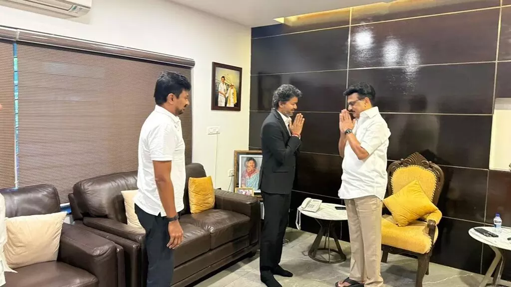 CM Vijay Meets Stalin: ఖజానా ఖాళీ ఆరోపణల నేపథ్యంలో.. స్టాలిన్ను కలిసిన సీఎం విజయ్ CM Vijay Meets Stalin: ఖజానా ఖాళీ ఆరోపణల నేపథ్యంలో.. స్టాలిన్ను కలిసిన సీఎం విజయ్