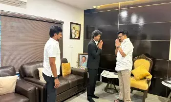 CM Vijay Meets Stalin: ఖజానా ఖాళీ ఆరోపణల నేపథ్యంలో.. స్టాలిన్ను కలిసిన సీఎం విజయ్ CM Vijay Meets Stalin: ఖజానా ఖాళీ ఆరోపణల నేపథ్యంలో.. స్టాలిన్ను కలిసిన సీఎం విజయ్