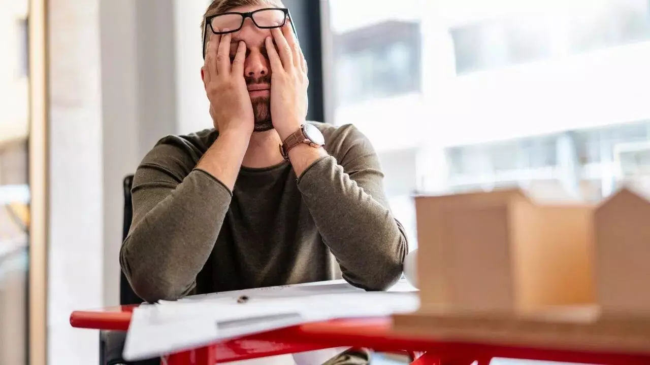 Sitting for Long Hours in Office: ఆఫీసులో గంటల తరబడి కూర్చుంటున్నారా? అయితే ఈ సైలెంట్ కిల్లర్ గురించి జాగ్రత్త.. Sitting for Long Hours in Office: ఆఫీసులో గంటల తరబడి కూర్చుంటున్నారా? అయితే ఈ సైలెంట్ కిల్లర్ గురించి జాగ్రత్త..