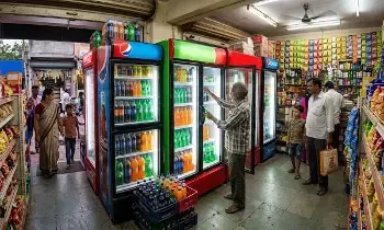 Cold Drink War : కూల్ డ్రింక్ మార్కెట్లో ముదిరిన కోల్డ్ వార్.. షాపులకు ఫ్రీగా ఫ్రిజ్ల పంపిణీ Cold Drink War : కూల్ డ్రింక్ మార్కెట్లో ముదిరిన కోల్డ్ వార్.. షాపులకు ఫ్రీగా ఫ్రిజ్ల పంపిణీ