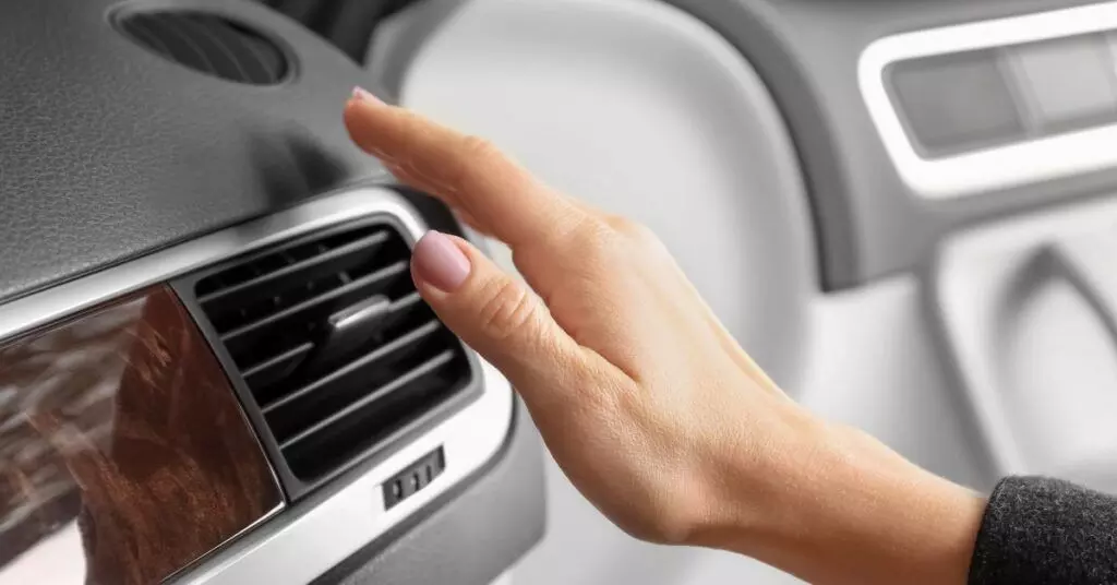 Car AC Cooling Tips : కార్ ఏసీ ఆన్ చేసినా చెమటలు పడుతున్నాయా? కారును సర్వీస్ సెంటర్కు తీసుకెళ్లే ముందు ఇలా చేయండి Car AC Cooling Tips : కార్ ఏసీ ఆన్ చేసినా చెమటలు పడుతున్నాయా? కారును సర్వీస్ సెంటర్కు తీసుకెళ్లే ముందు ఇలా చేయండి