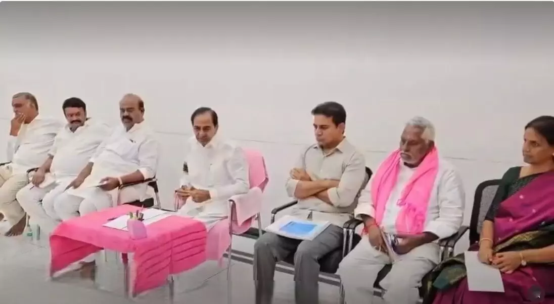 KCR Calls: కెసీఆర్: జిల్లా సమస్యలపై ఎలుగెత్తి పోరాడాలి! KCR Calls: కెసీఆర్: జిల్లా సమస్యలపై ఎలుగెత్తి పోరాడాలి!