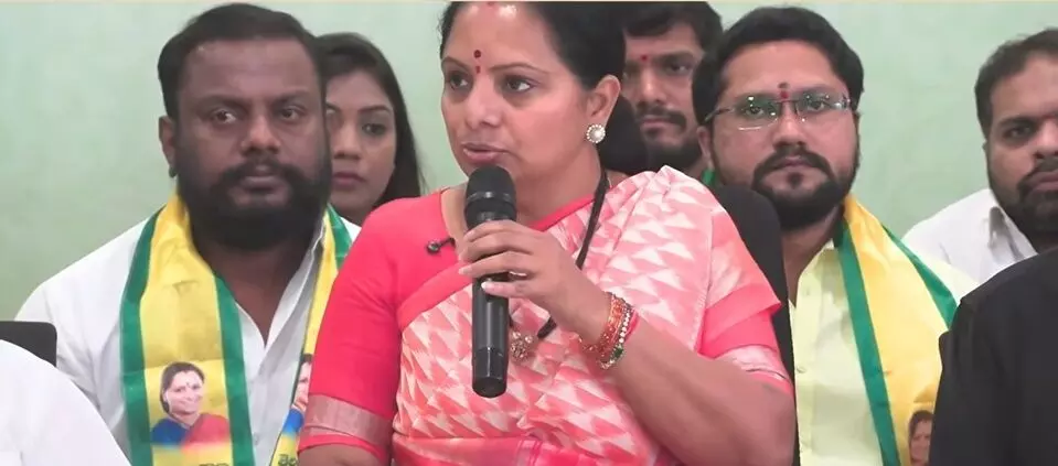 Kavitha Demands: బండి భగీరథ్కు లుకౌట్ నోటీసులు ఇవ్వాలి: కవిత Kavitha Demands: బండి భగీరథ్కు లుకౌట్ నోటీసులు ఇవ్వాలి: కవిత