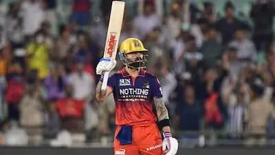 Kohli Celebrated Without Removing His Helmet: హెల్మెట్ తీయకుండానే కోహ్లీ సంబరాలు.. ఆ నిశ్శబ్దం వెనుక అసలు కారణం ఇదే! Kohli Celebrated Without Removing His Helmet: హెల్మెట్ తీయకుండానే కోహ్లీ సంబరాలు.. ఆ నిశ్శబ్దం వెనుక అసలు కారణం ఇదే!