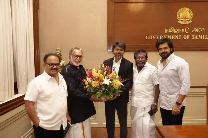 Nadigar Sangam Meets CM Vijay: సీఎం విజయ్తో నడిగర్ సంఘం .. విజయ్ కీలక హామీ Nadigar Sangam Meets CM Vijay: సీఎం విజయ్తో నడిగర్ సంఘం .. విజయ్ కీలక హామీ