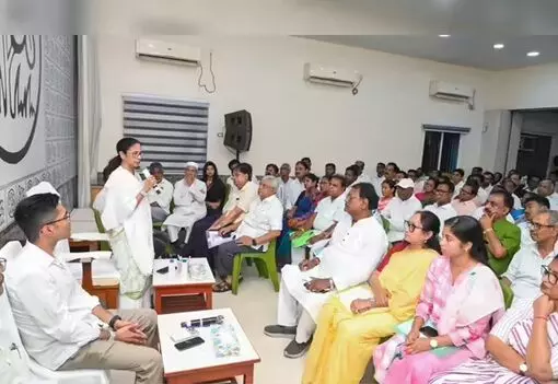 Mamata Banerjee: అవసరమైతే పార్టీ కార్యాలయాలకు నేనే రంగులు వేస్తా: మమతా బెనర్జీ Mamata Banerjee: అవసరమైతే పార్టీ కార్యాలయాలకు నేనే రంగులు వేస్తా: మమతా బెనర్జీ