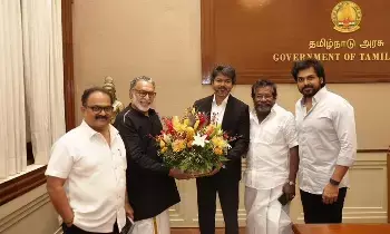 Nadigar Sangam Meets CM Vijay: సీఎం విజయ్తో నడిగర్ సంఘం .. విజయ్ కీలక హామీ Nadigar Sangam Meets CM Vijay: సీఎం విజయ్తో నడిగర్ సంఘం .. విజయ్ కీలక హామీ