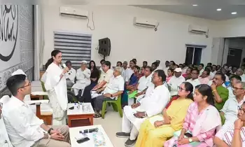 Mamata Banerjee: అవసరమైతే పార్టీ కార్యాలయాలకు నేనే రంగులు వేస్తా: మమతా బెనర్జీ Mamata Banerjee: అవసరమైతే పార్టీ కార్యాలయాలకు నేనే రంగులు వేస్తా: మమతా బెనర్జీ