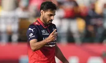 Bhuvneshwar Kumar: భువనేశ్వర్ కుమార్ సరికొత్త రికార్డు Bhuvneshwar Kumar: భువనేశ్వర్ కుమార్ సరికొత్త రికార్డు