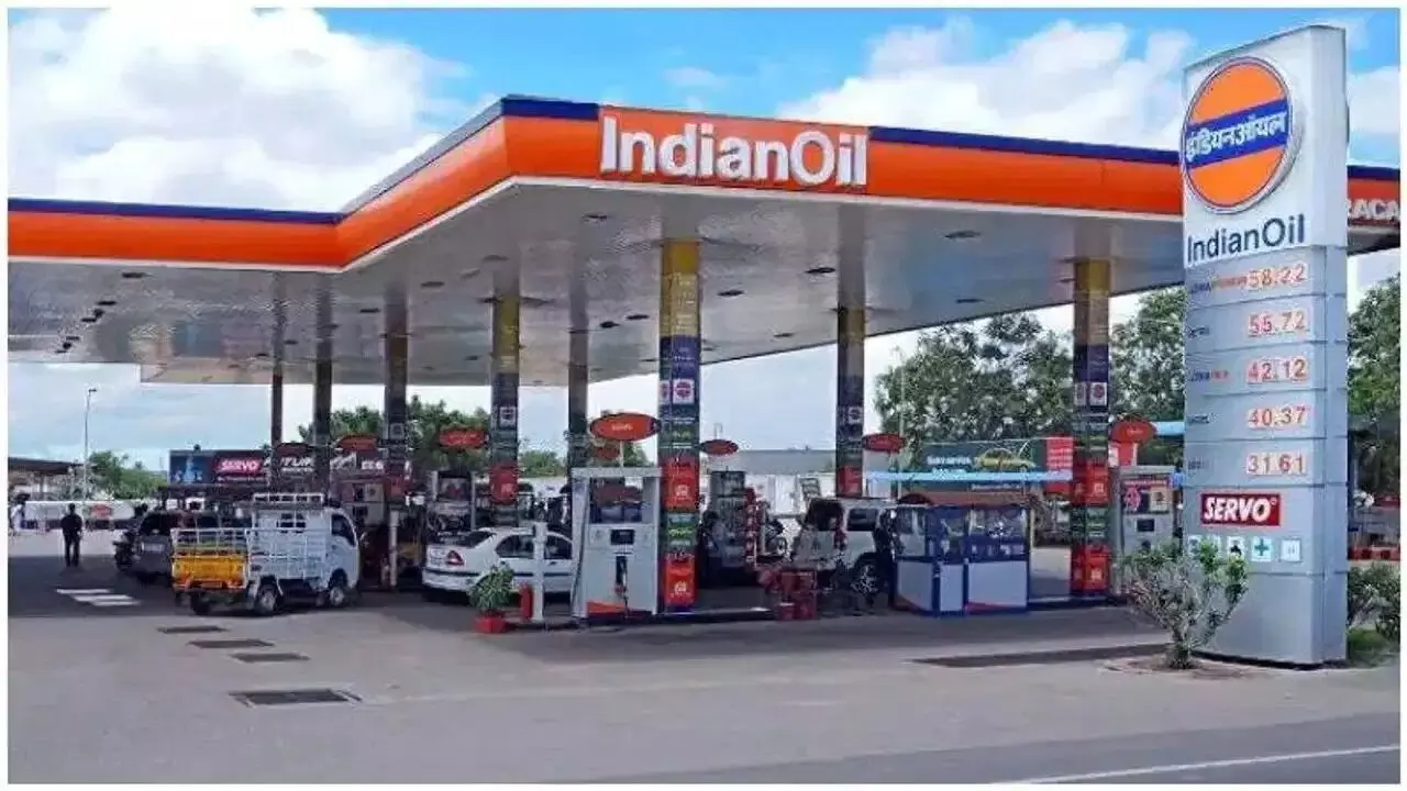 Petrol Price Hike : లీటరు పెట్రోల్, డీజిల్పై రూ.4 పెంపు.. రోజుకు రూ.1,000 కోట్ల నష్టం ఎవరికో తెలుసా? Petrol Price Hike : లీటరు పెట్రోల్, డీజిల్పై రూ.4 పెంపు.. రోజుకు రూ.1,000 కోట్ల నష్టం ఎవరికో తెలుసా?