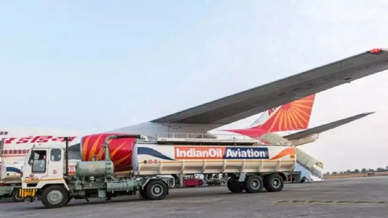 Aviation Crisis: విమాన రంగంపై క్రూడాయిల్ బాంబ్.. విమాన ఇంధన రేట్లు పెంచొద్దంటూ ఆయిల్ కంపెనీల విన్నపం Aviation Crisis: విమాన రంగంపై క్రూడాయిల్ బాంబ్.. విమాన ఇంధన రేట్లు పెంచొద్దంటూ ఆయిల్ కంపెనీల విన్నపం