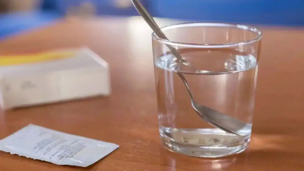 Drinking ORS Water All Day Long: ఓఆర్ఎస్ నీళ్లను రోజంతా తాగుతున్నారా? అయితే ప్రమాదంలో పడ్డట్టే.. వైద్యుల హెచ్చరిక.. Drinking ORS Water All Day Long: ఓఆర్ఎస్ నీళ్లను రోజంతా తాగుతున్నారా? అయితే ప్రమాదంలో పడ్డట్టే.. వైద్యుల హెచ్చరిక..