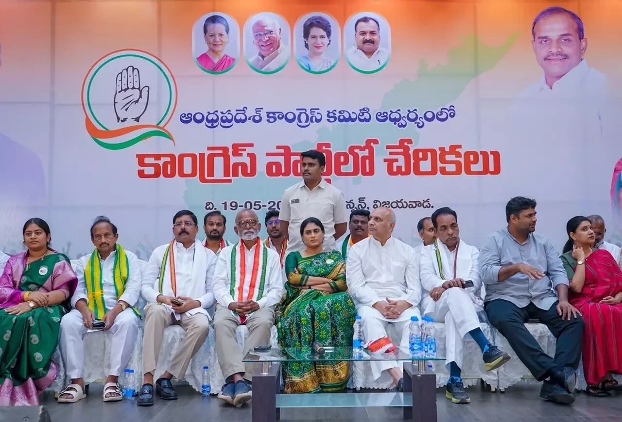 YS Sharmila’s Sharp Allegation: వైఎస్సార్ పేరుతో ప్యాలెస్లు కట్టి రాష్ట్రాన్ని దోచేశారు: వైఎస్ షర్మిల YS Sharmila’s Sharp Allegation: వైఎస్సార్ పేరుతో ప్యాలెస్లు కట్టి రాష్ట్రాన్ని దోచేశారు: వైఎస్ షర్మిల