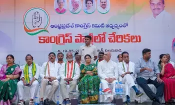 YS Sharmila’s Sharp Allegation: వైఎస్సార్ పేరుతో ప్యాలెస్లు కట్టి రాష్ట్రాన్ని దోచేశారు: వైఎస్ షర్మిల YS Sharmila’s Sharp Allegation: వైఎస్సార్ పేరుతో ప్యాలెస్లు కట్టి రాష్ట్రాన్ని దోచేశారు: వైఎస్ షర్మిల
