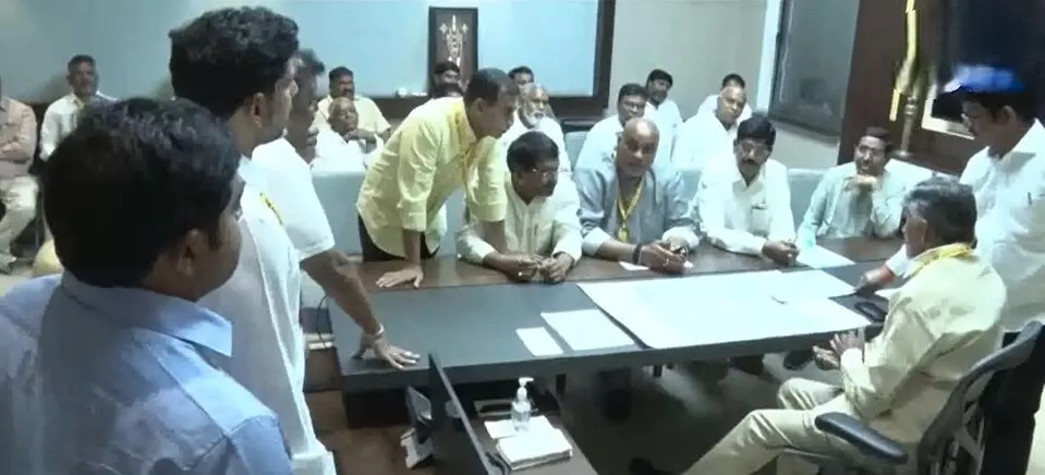CM Chandrababu Instructs: మహానాడులో కార్యకర్తలకు పెద్దపీట వేయాలని సీఎం చంద్రబాబు సూచనలు CM Chandrababu Instructs: మహానాడులో కార్యకర్తలకు పెద్దపీట వేయాలని సీఎం చంద్రబాబు సూచనలు