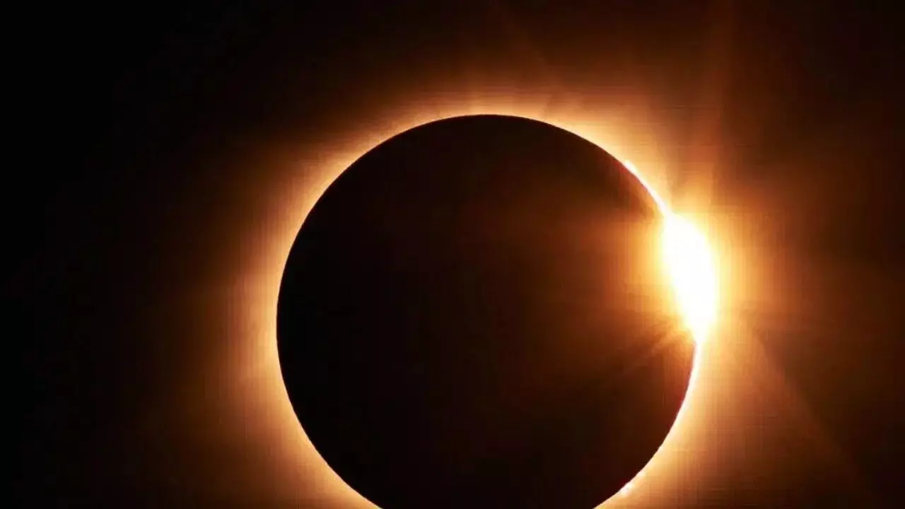 Complete Solar Eclipse on August 12: పగలే చీకటి.. ఆగస్టు 12న ఏడాదిలోనే సంపూర్ణ సూర్యగ్రహణం.. ఇవి తెలుసుకోండి.. Complete Solar Eclipse on August 12: పగలే చీకటి.. ఆగస్టు 12న ఏడాదిలోనే సంపూర్ణ సూర్యగ్రహణం.. ఇవి తెలుసుకోండి..