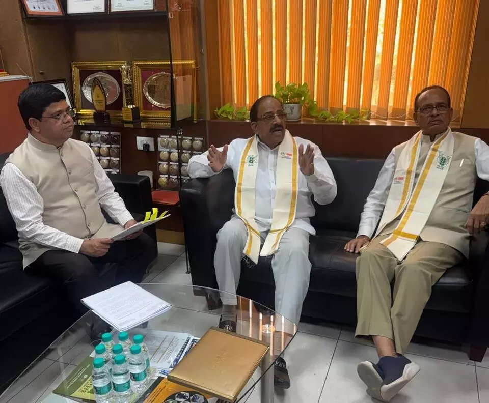 Tummala Nageswara Rao Appeals to Shivraj Singh Chouhan: కేంద్ర పథకాల సాయం పెంచాలి: తుమ్మల నాగేశ్వరరావు, శివరాజ్ సింగ్ చౌహాన్కు వినతి Tummala Nageswara Rao Appeals to Shivraj Singh Chouhan: కేంద్ర పథకాల సాయం పెంచాలి: తుమ్మల నాగేశ్వరరావు, శివరాజ్ సింగ్ చౌహాన్కు వినతి