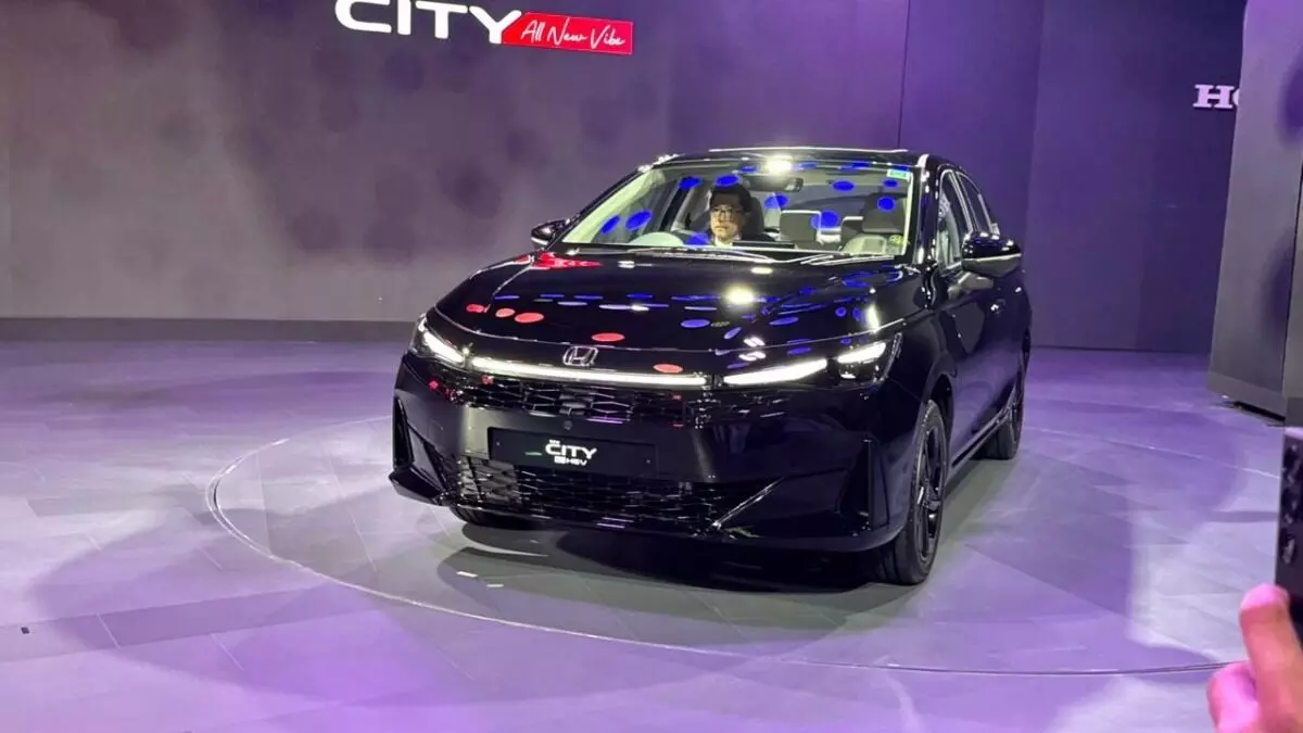 Honda : హోండా ఈజ్ బ్యాక్.. ఇండియాలో సరికొత్త సిటీ ఫేస్లిఫ్ట్, ZR-Vతో అదిరిపోయే రీ ఎంట్రీ Honda : హోండా ఈజ్ బ్యాక్.. ఇండియాలో సరికొత్త సిటీ ఫేస్లిఫ్ట్, ZR-Vతో అదిరిపోయే రీ ఎంట్రీ