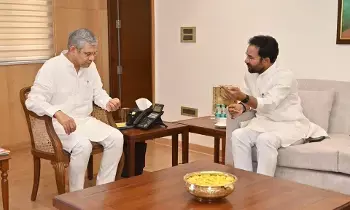 Key Meeting Between Kishan Reddy and Ashwini Vaishnaw: తెలంగాణలో రైల్వే అభివృద్ధికి కేంద్రం పూర్తి సహకారం: కిషన్రెడ్డి - అశ్వినీ వైష్ణవ్ల మధ్య కీలక సమావేశం Key Meeting Between Kishan Reddy and Ashwini Vaishnaw: తెలంగాణలో రైల్వే అభివృద్ధికి కేంద్రం పూర్తి సహకారం: కిషన్రెడ్డి - అశ్వినీ వైష్ణవ్ల మధ్య కీలక సమావేశం